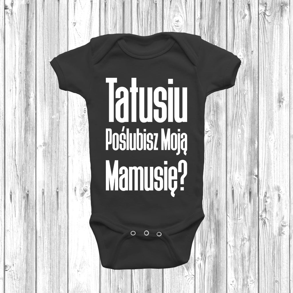 Get trendy with Tatusiu Poślubisz Moją Mamusię? Baby Grow - Baby Grow available at DizzyKitten. Grab yours for £7.49 today!