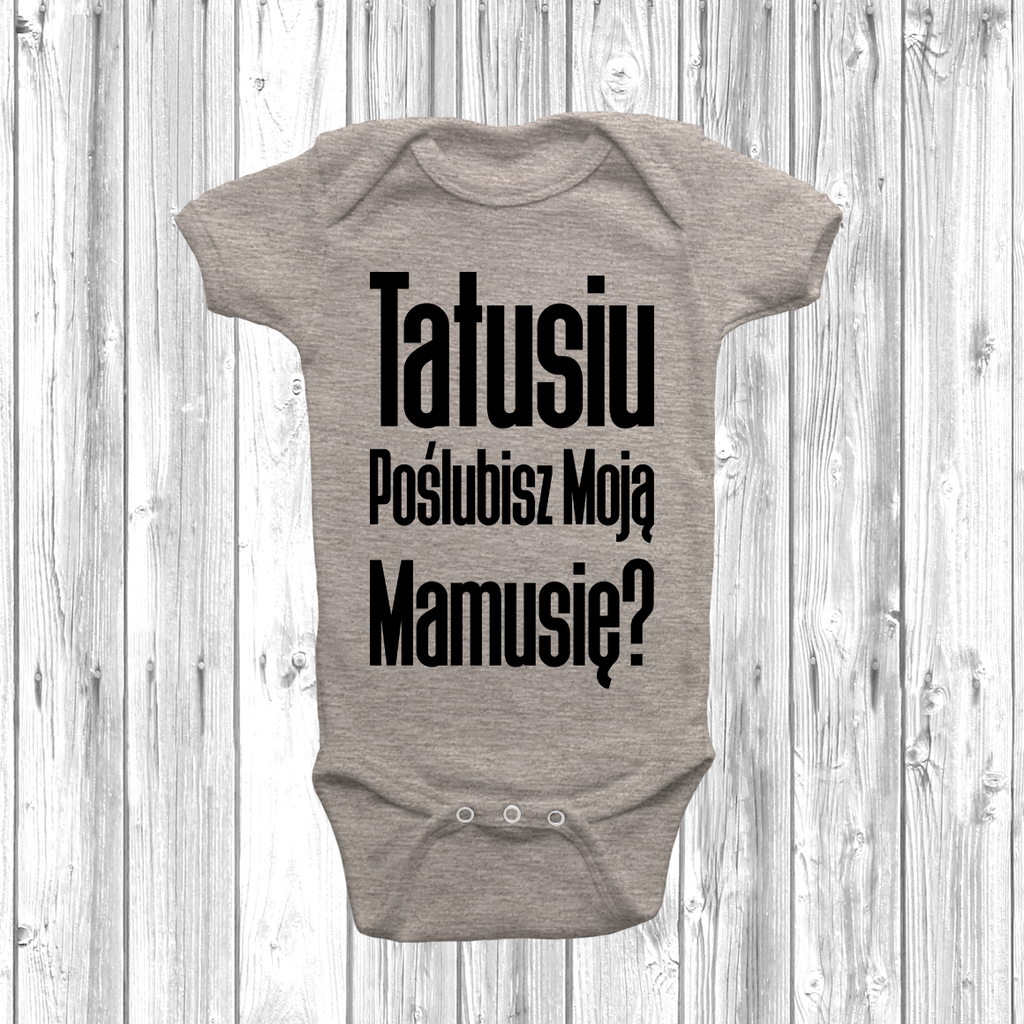 Get trendy with Tatusiu Poślubisz Moją Mamusię? Baby Grow - Baby Grow available at DizzyKitten. Grab yours for £7.49 today!