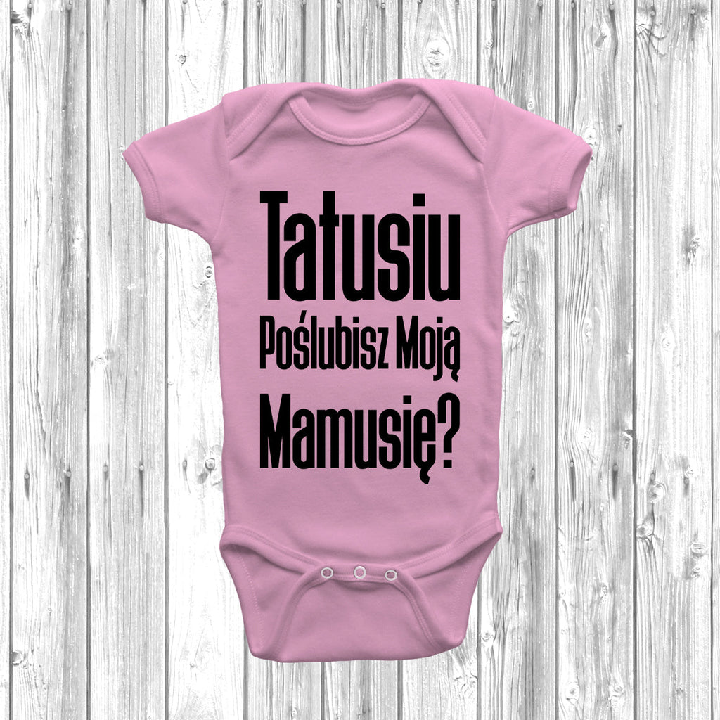 Get trendy with Tatusiu Poślubisz Moją Mamusię? Baby Grow - Baby Grow available at DizzyKitten. Grab yours for £7.99 today!