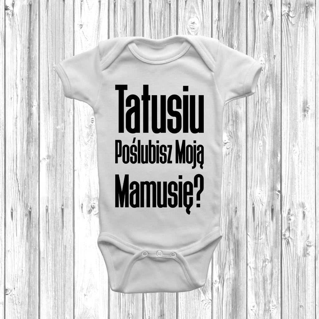 Get trendy with Tatusiu Poślubisz Moją Mamusię? Baby Grow - Baby Grow available at DizzyKitten. Grab yours for £7.99 today!