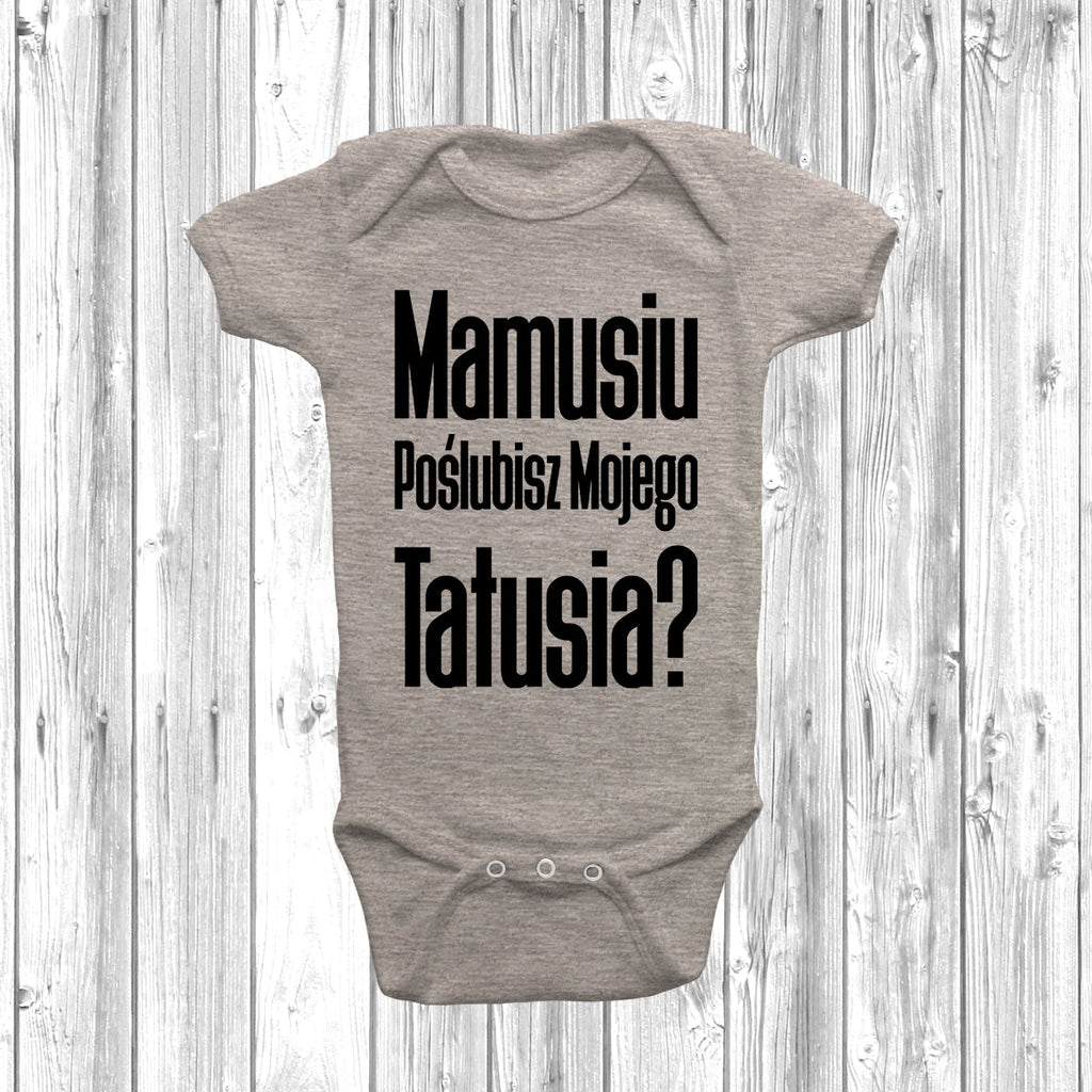 Get trendy with Mamusiu Poślubisz Mojego Tatusia? Baby Grow - Baby Grow available at DizzyKitten. Grab yours for £7.99 today!