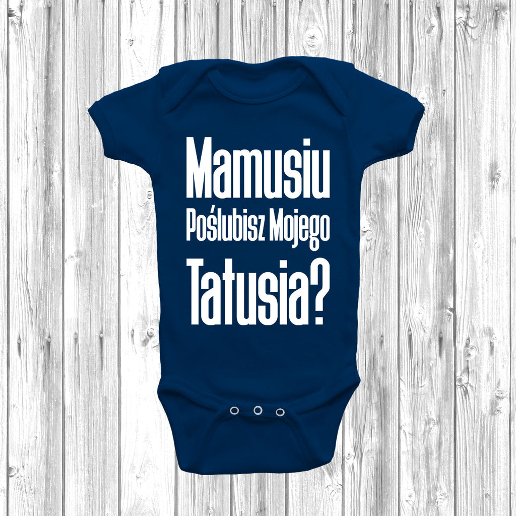 Get trendy with Mamusiu Poślubisz Mojego Tatusia? Baby Grow - Baby Grow available at DizzyKitten. Grab yours for £7.99 today!